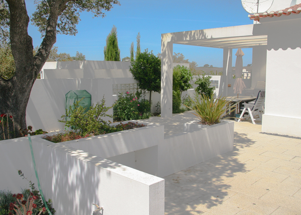 Planter seat and outdoor dining