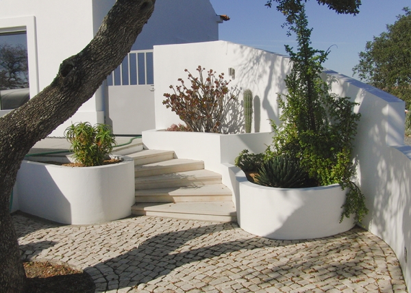 Steps down to sunken Calcada area