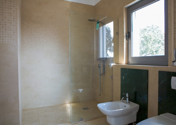 En suite bidet and shower