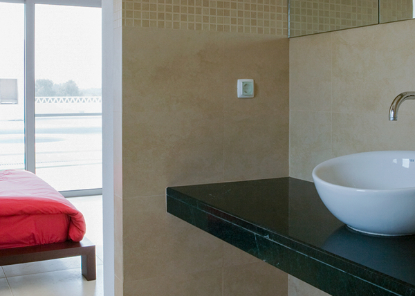 En-suite wash basin to bed