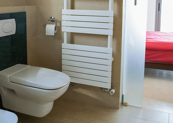 En suite view to bedroom