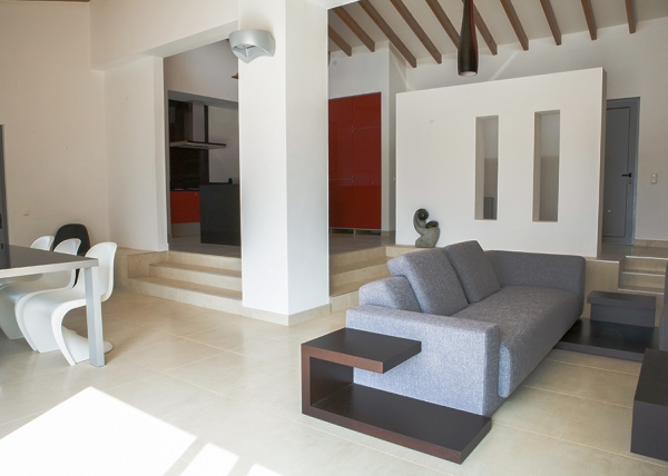 Entrance from lounge with kitchen