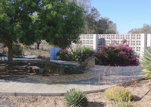 Blocked pathway behind screen walls